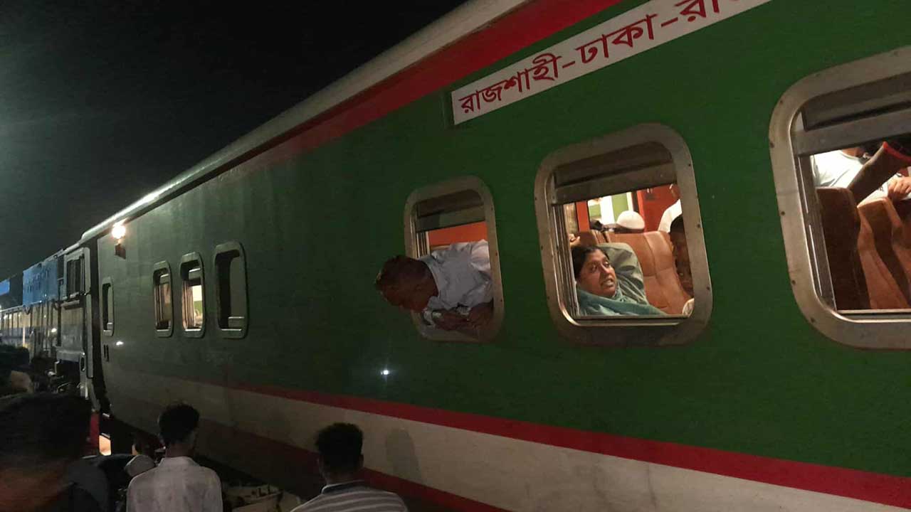 জয়দেবপুরে পদ্মা এক্সপ্রেস লাইনচ্যুত, রেল যোগাযোগ বন্ধ